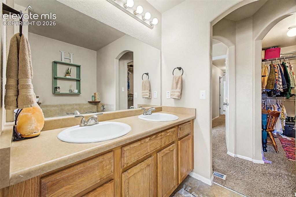 Image 18 of 28: Bathroom