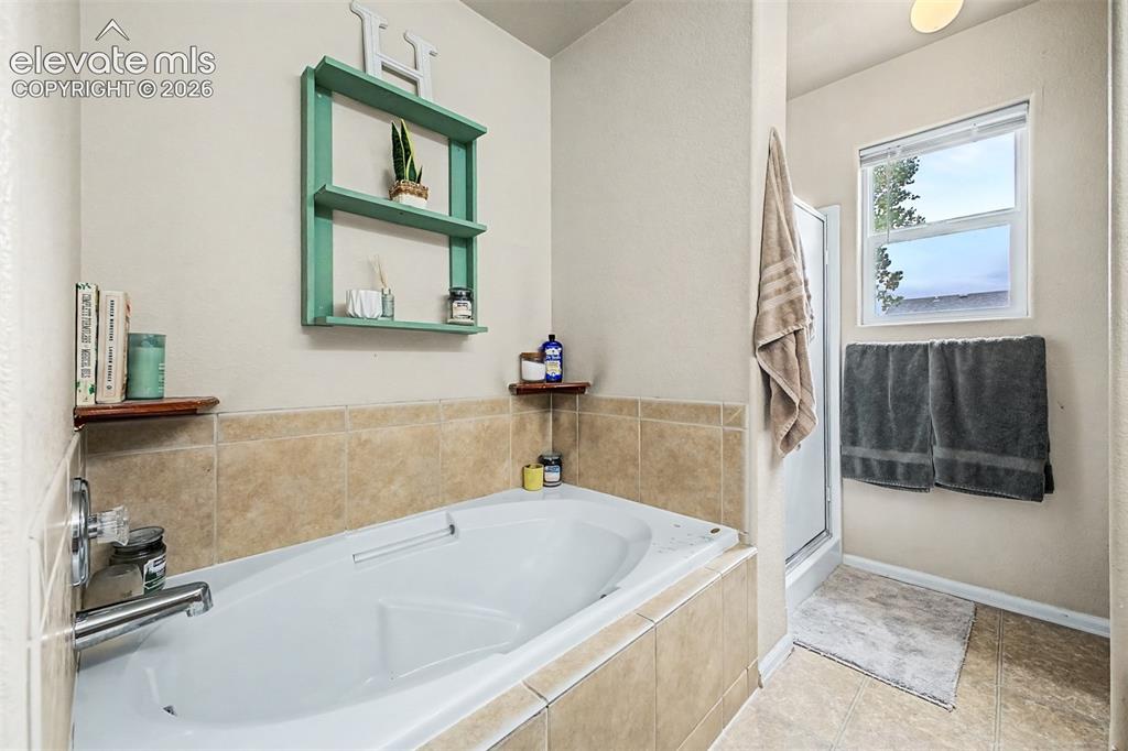 Image 19 of 28: Bathroom