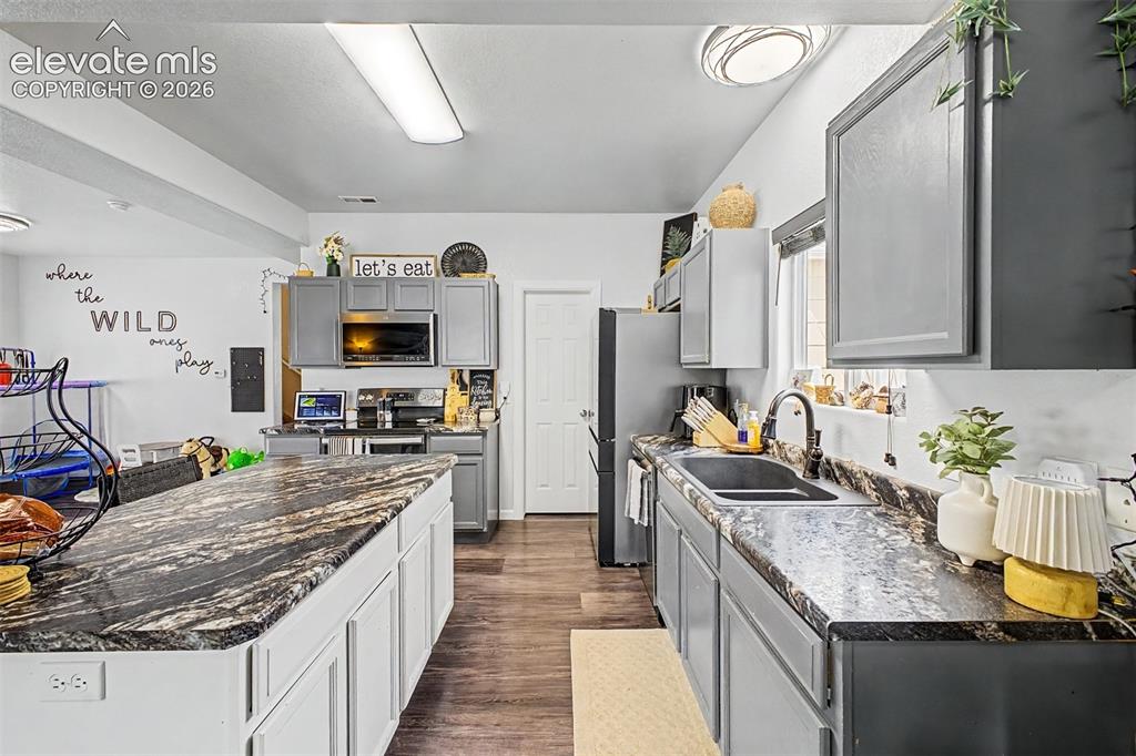 Image 8 of 28: Kitchen