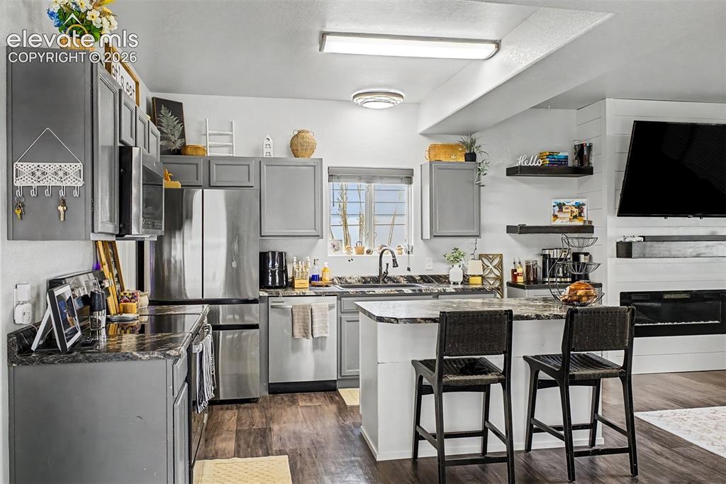 Image 9 of 28: Kitchen
