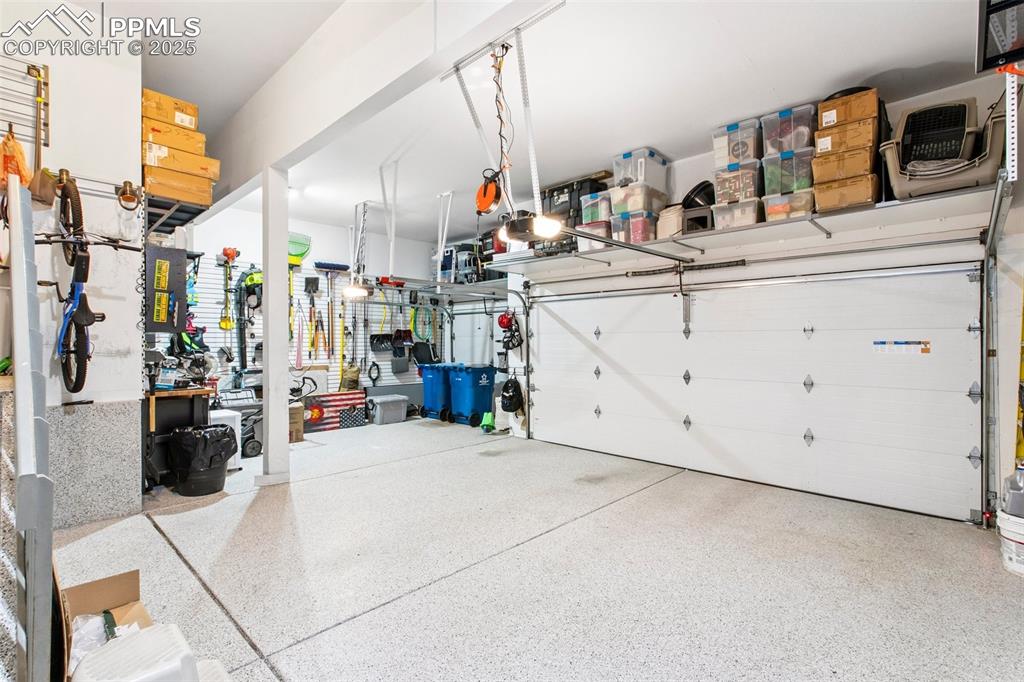 Image 36 of 44: Garage