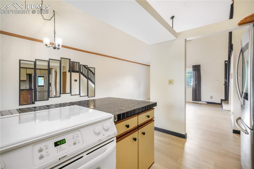 Image 15 of 50: Kitchen