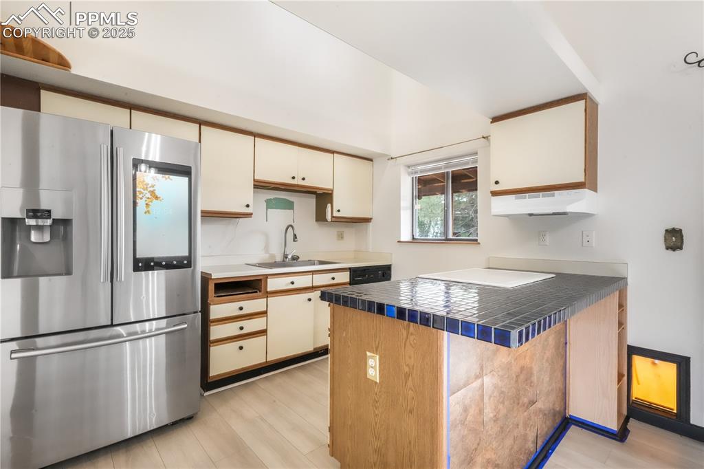 Image 16 of 50: Kitchen