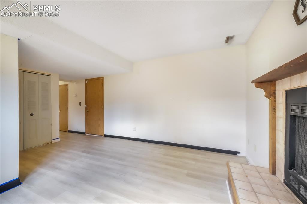 Image 19 of 50: Living Room