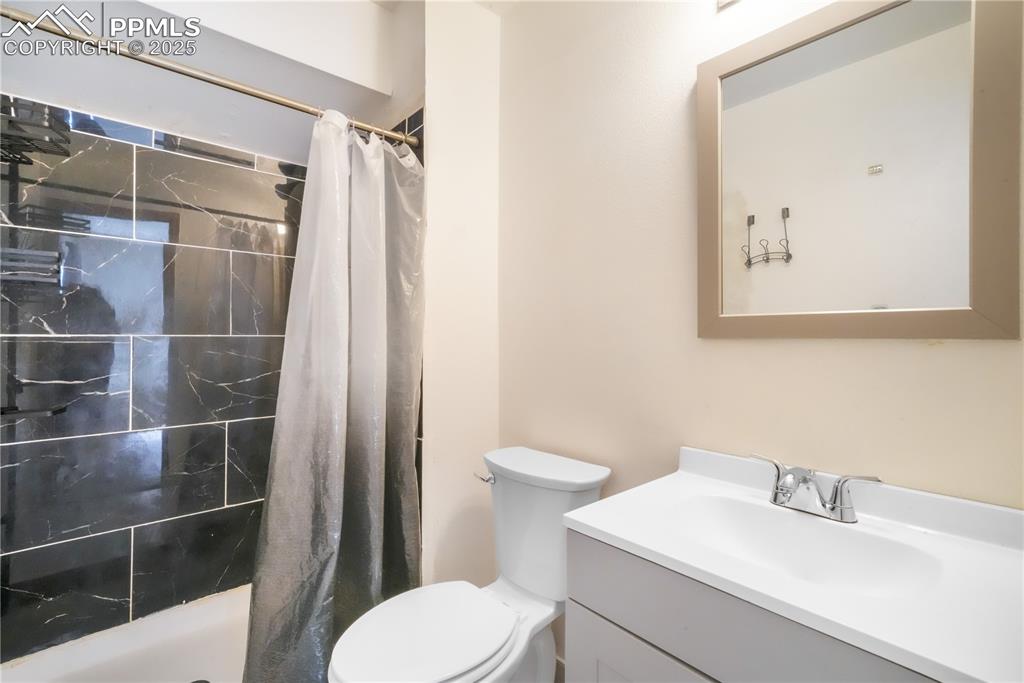 Image 30 of 50: Bathroom