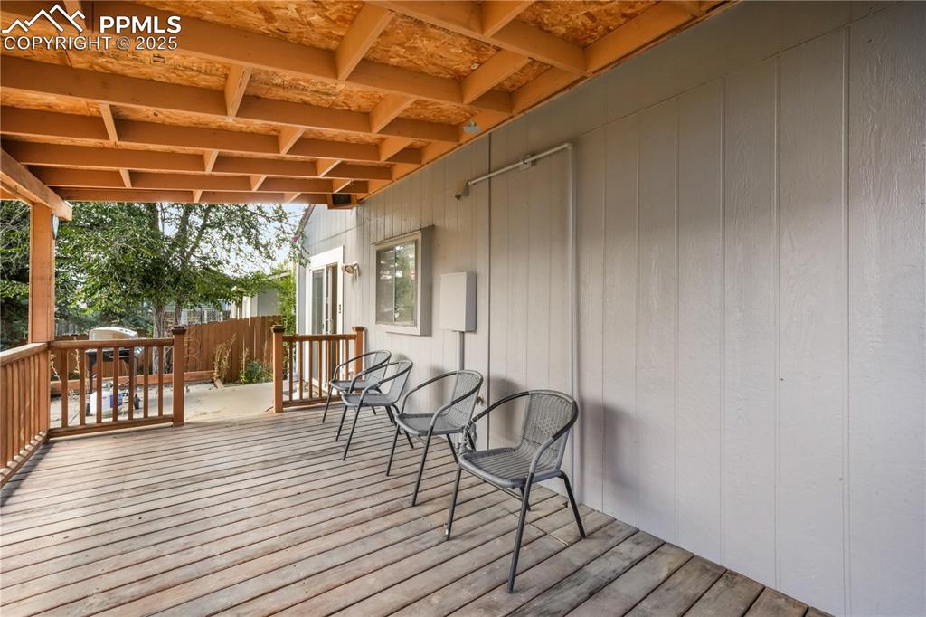 Image 42 of 50: Deck