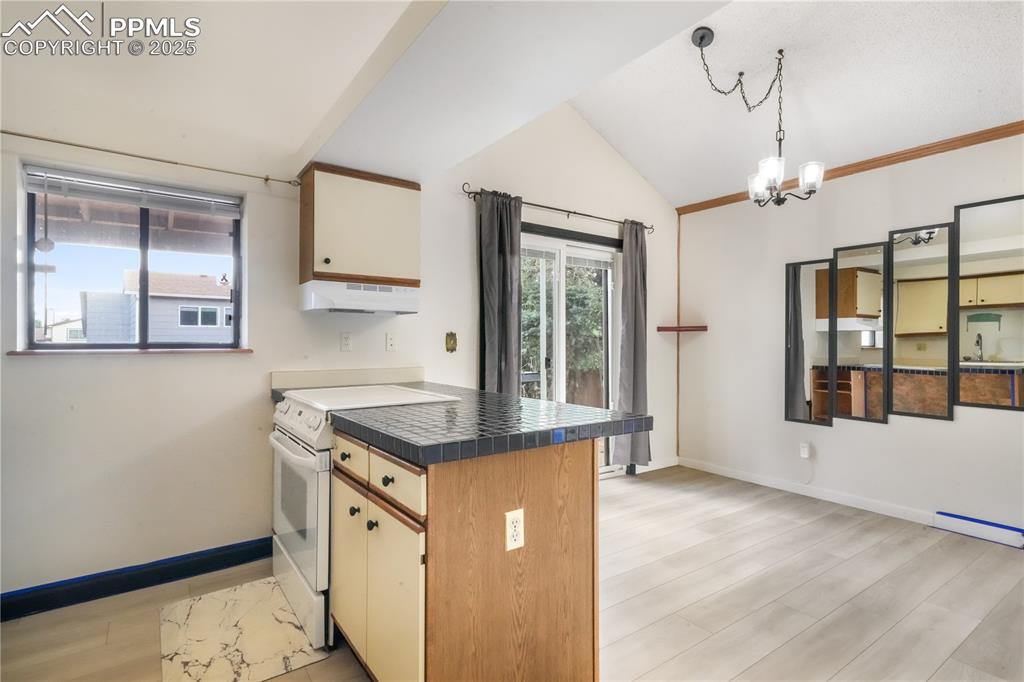 Image 5 of 50: Kitchen