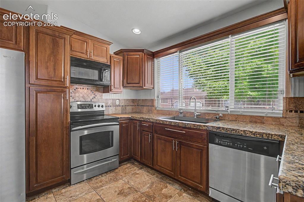 Image 10 of 45: Kitchen