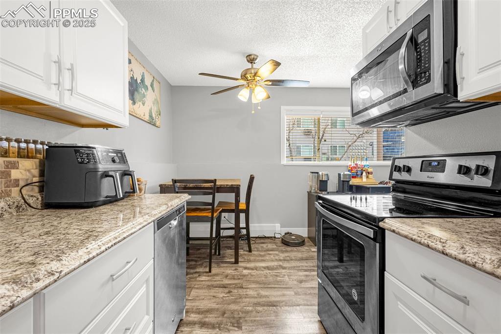 Image 11 of 17: Kitchen