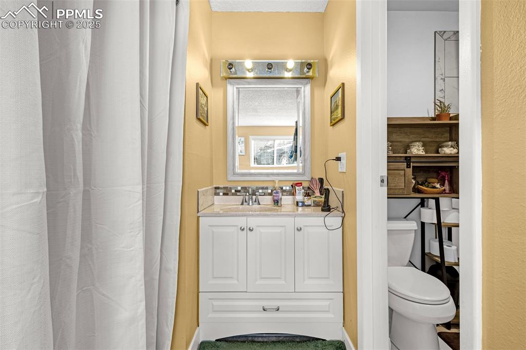 Image 15 of 17: Bathroom