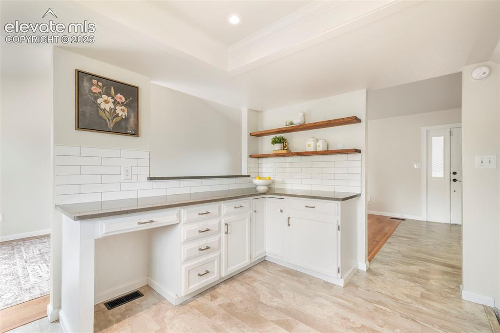 Image 15 of 50: Kitchen