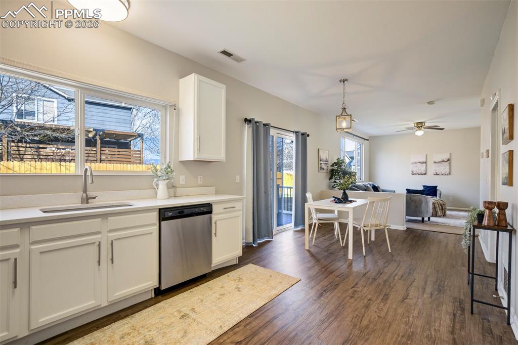 Image 17 of 50: Kitchen