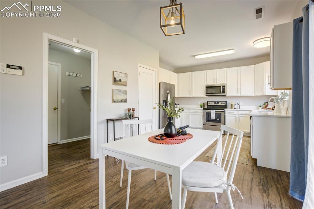 Image 19 of 50: Dining Area