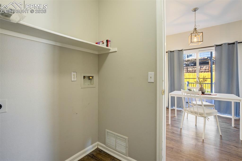 Image 20 of 50: Laundry