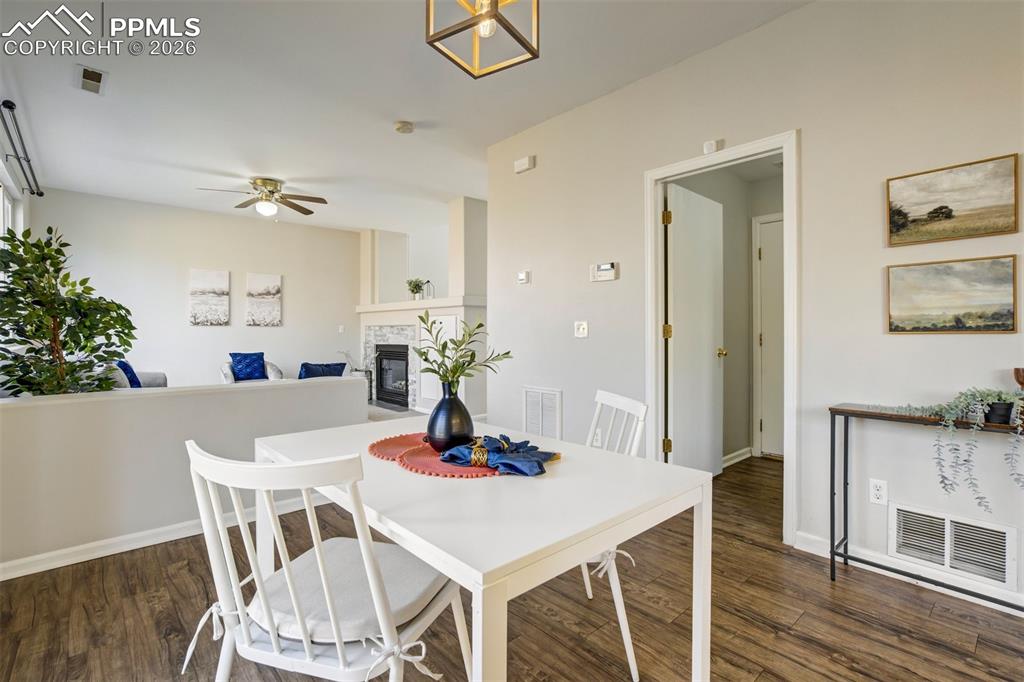 Image 21 of 50: Dining Area