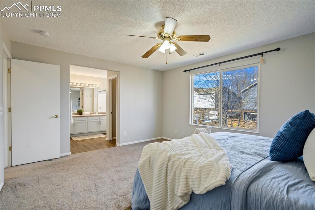 Image 31 of 50: Bedroom