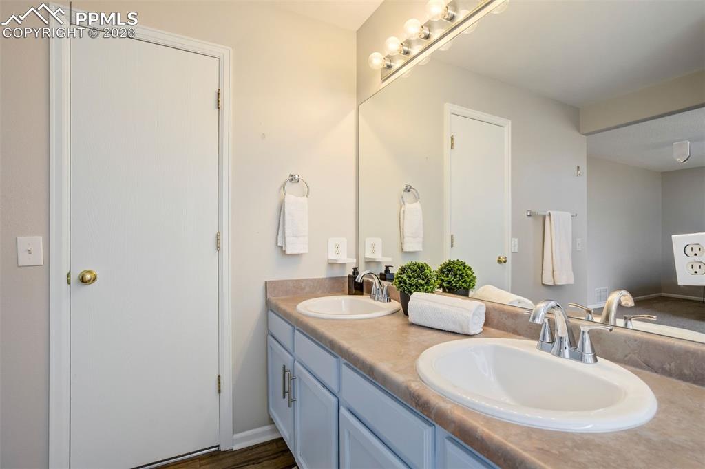 Image 34 of 50: Bathroom