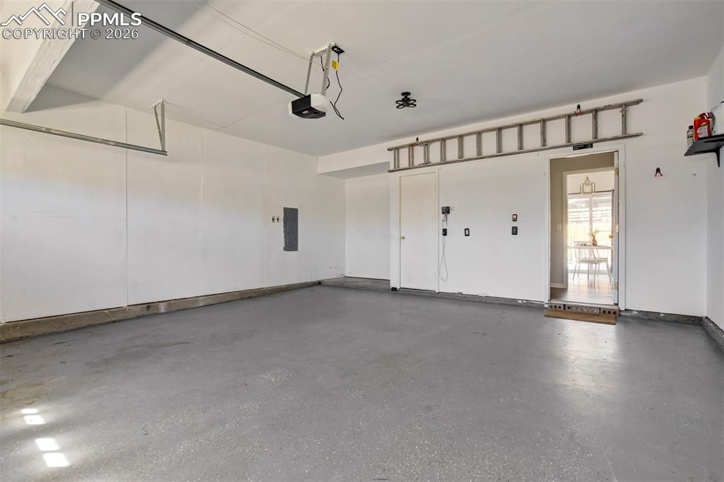 Image 45 of 50: Garage