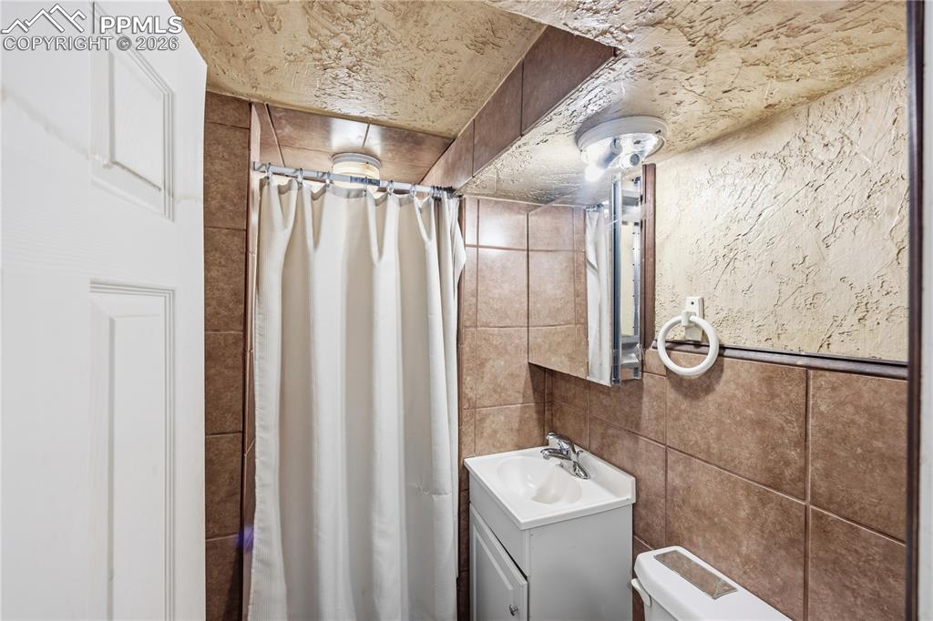 Image 14 of 19: Bathroom