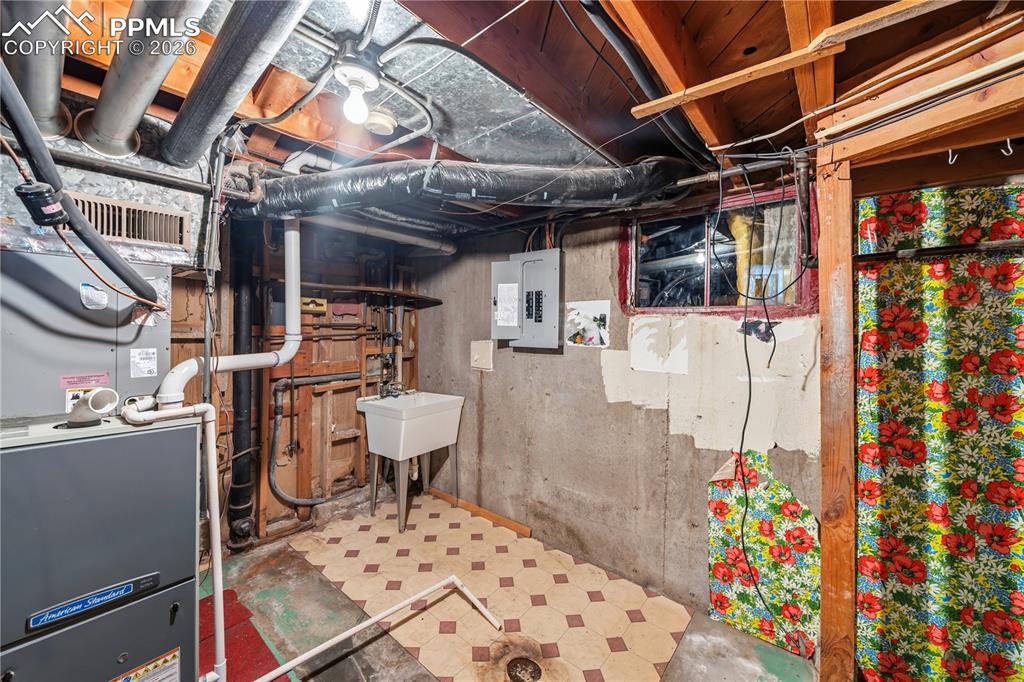 Image 15 of 19: Utility Room