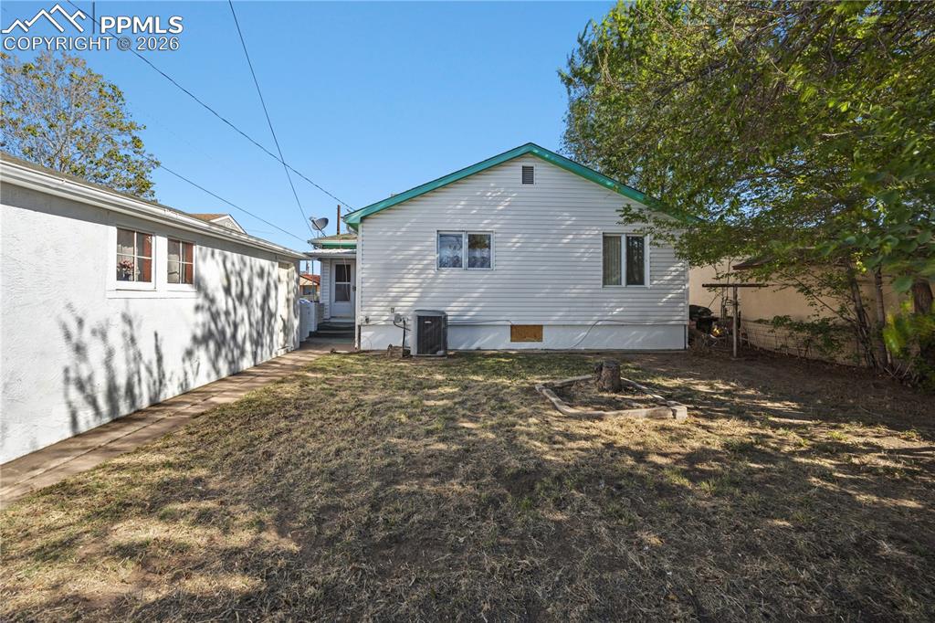 Image 16 of 19: Back of Structure