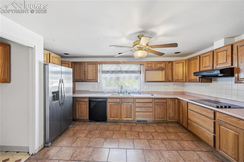 Image 7 of 19: Kitchen