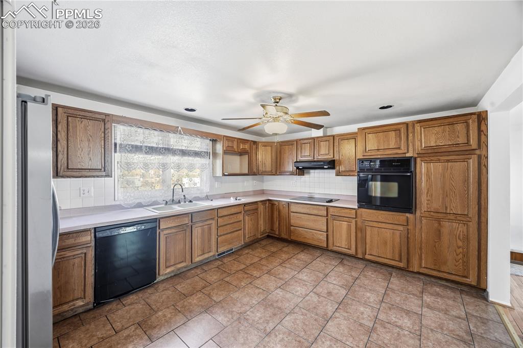 Image 8 of 19: Kitchen