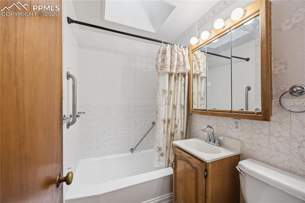 Image 9 of 19: Bathroom