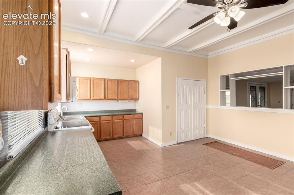 Image 19 of 44: Kitchen