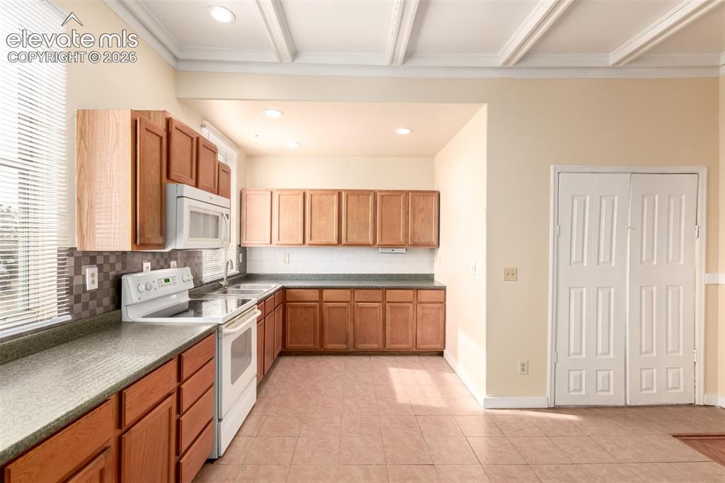 Image 20 of 44: Kitchen