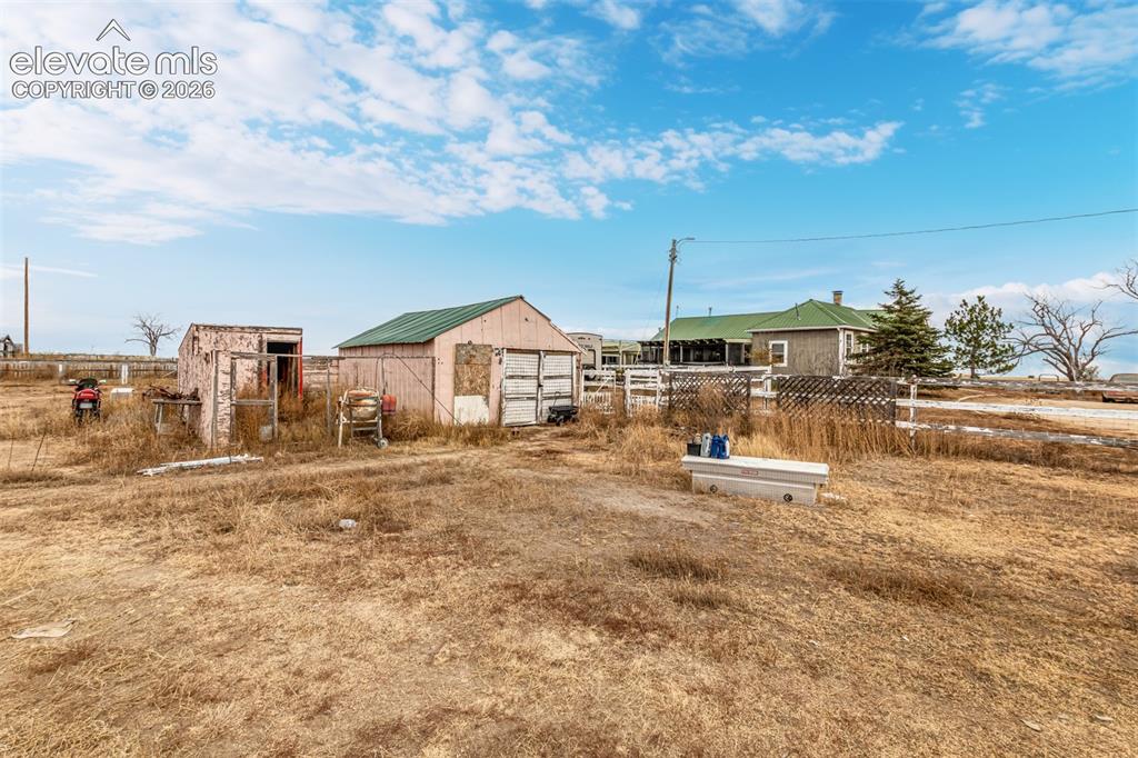Image 41 of 44: Yard