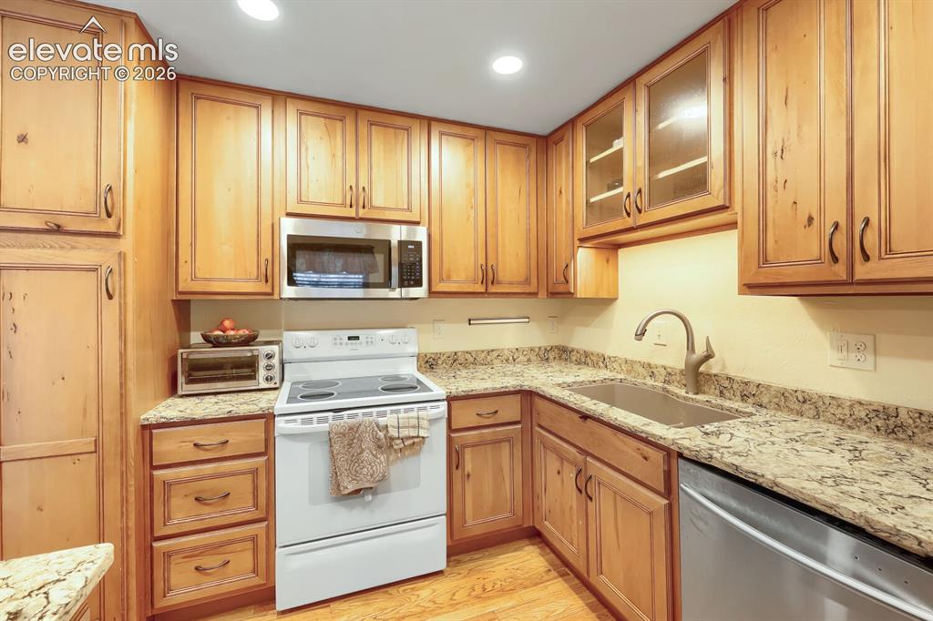 Image 10 of 28: Kitchen