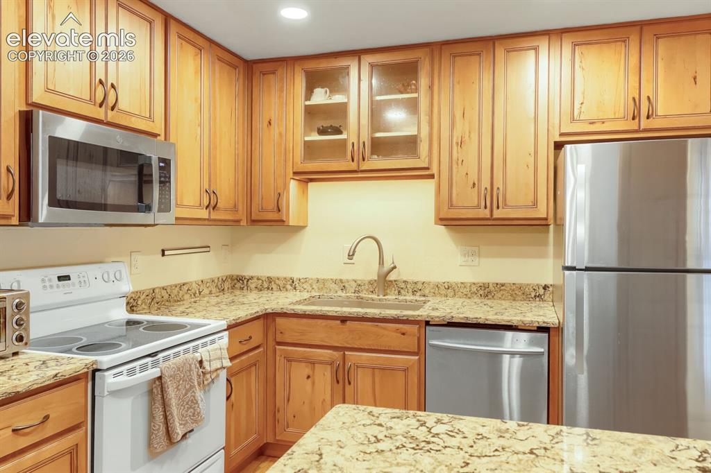 Image 11 of 28: Kitchen