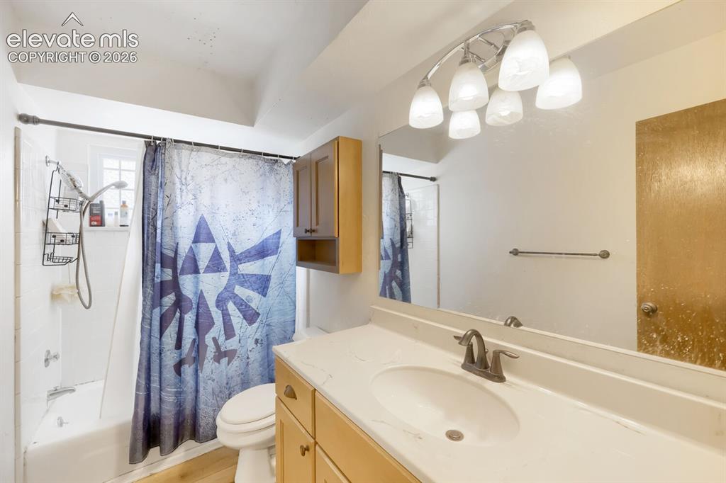 Image 14 of 28: Bathroom