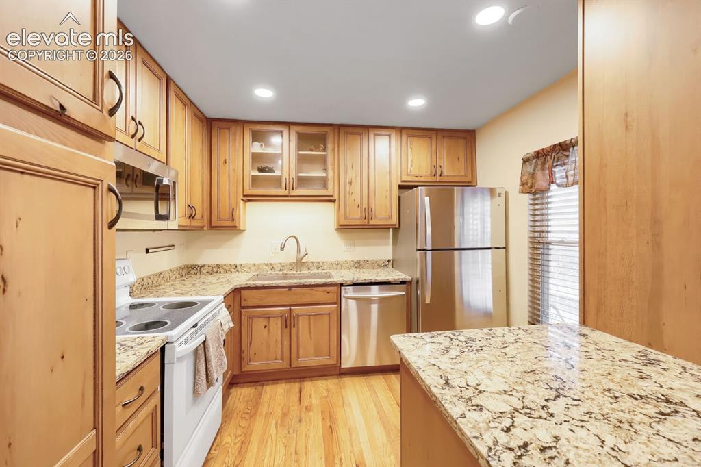 Image 9 of 28: Kitchen