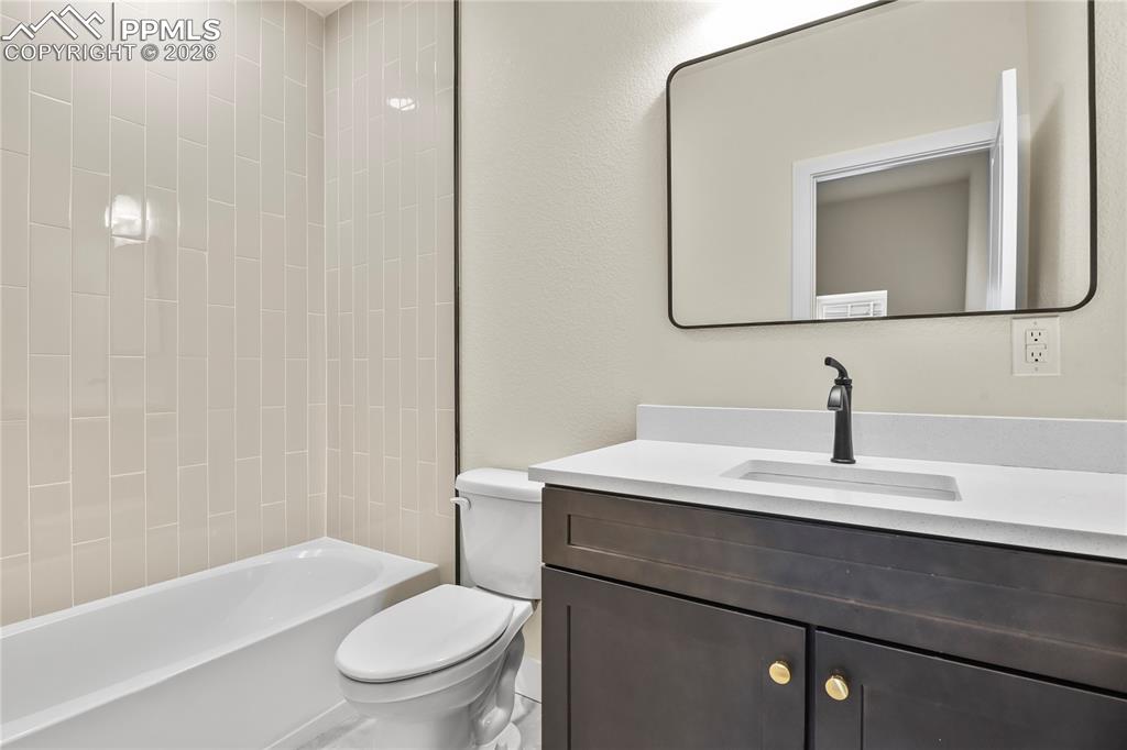 Image 23 of 32: Bathroom