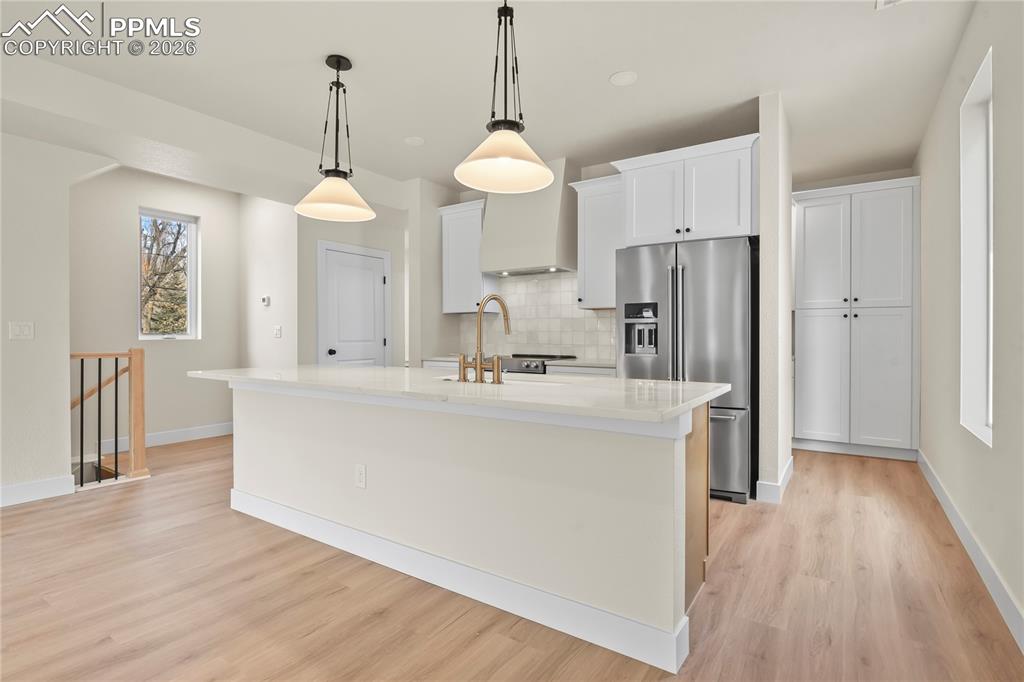 Image 7 of 32: Kitchen