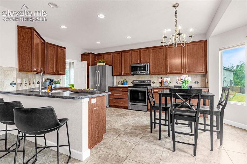 Image 16 of 50: Kitchen