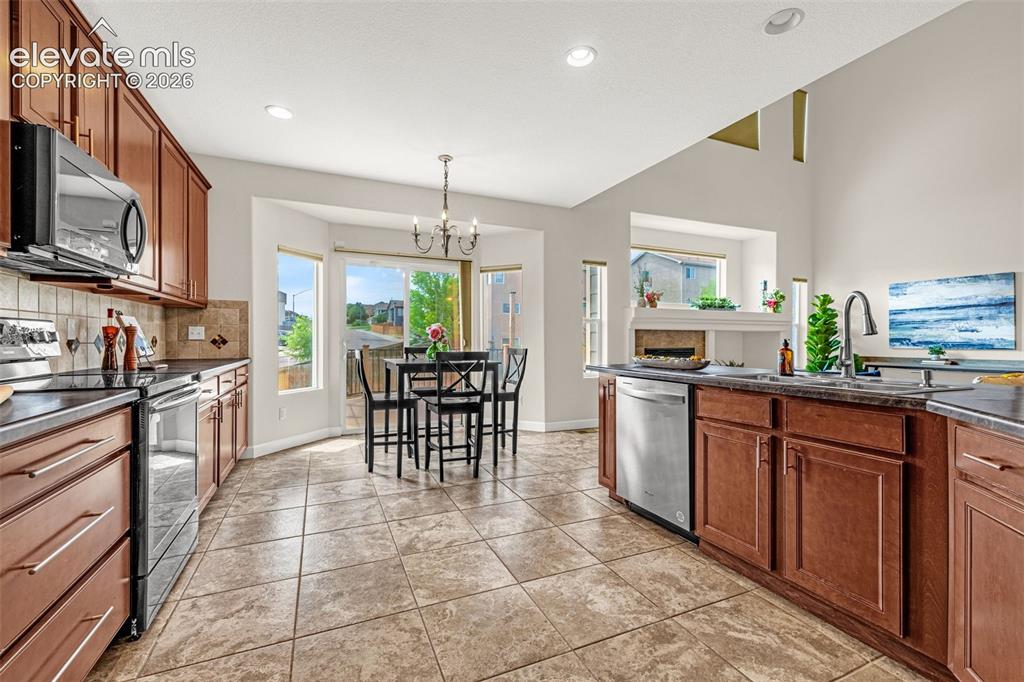 Image 18 of 50: Kitchen