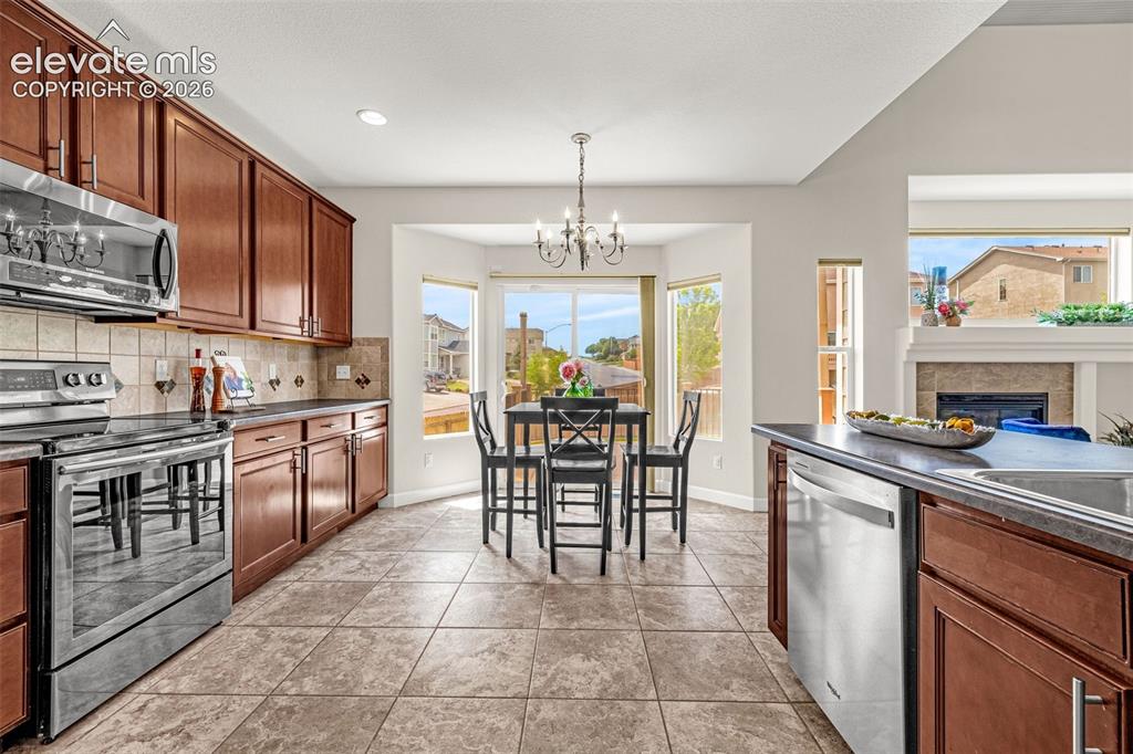 Image 19 of 50: Kitchen