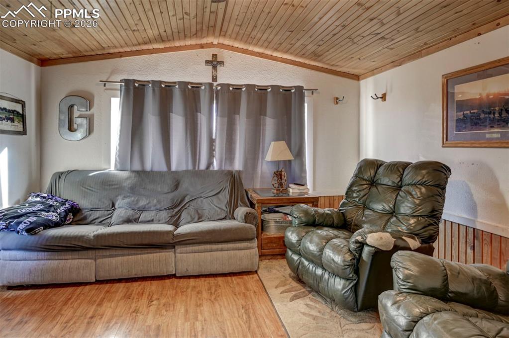 Image 14 of 41: Living Room