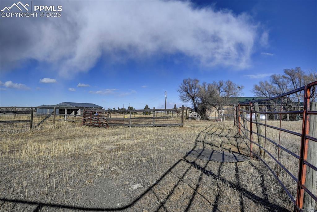 Image 40 of 41: Yard