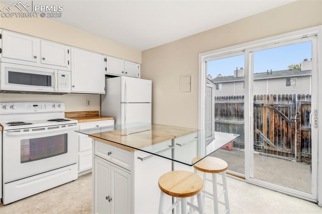 Image 10 of 20: All the appliances are included