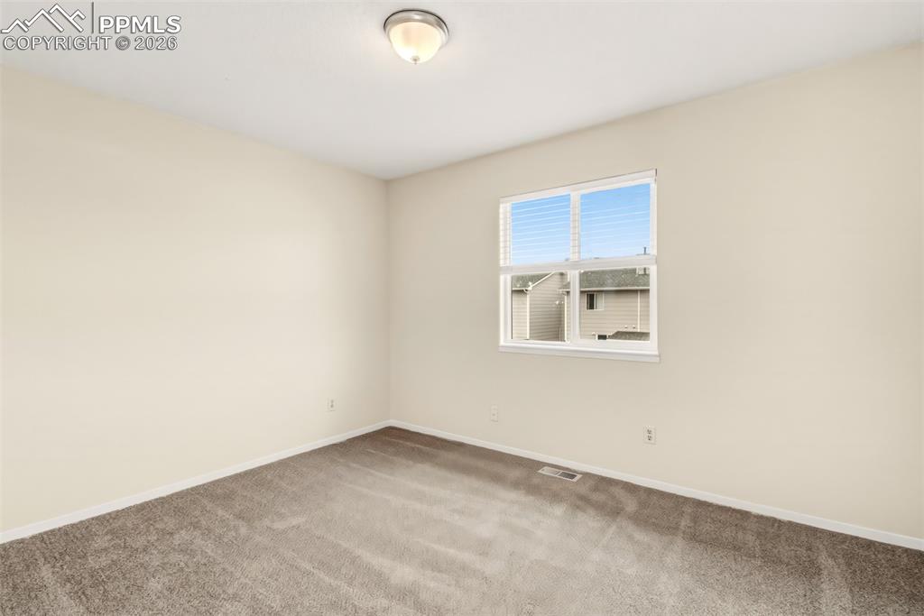 Image 17 of 20: Bedroom