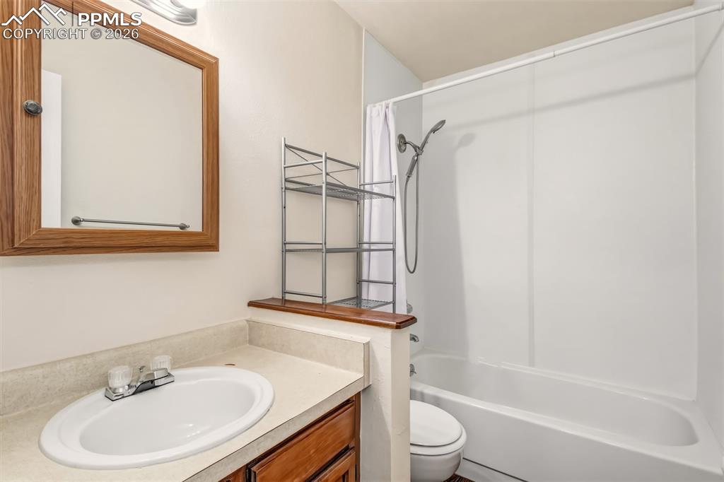 Image 18 of 20: Upper hall bath