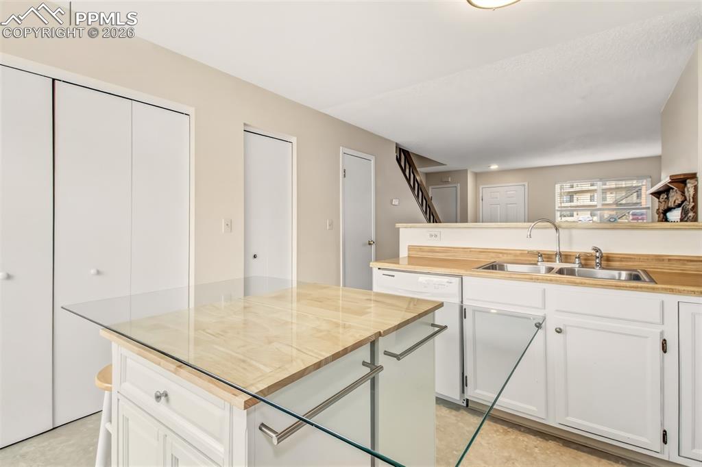 Image 9 of 20: Kitchen