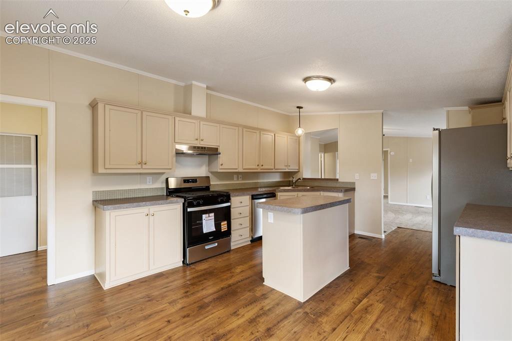 Image 20 of 48: Kitchen
