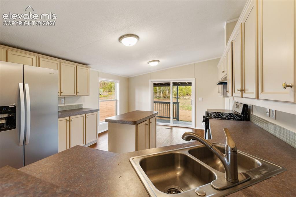 Image 23 of 48: Kitchen