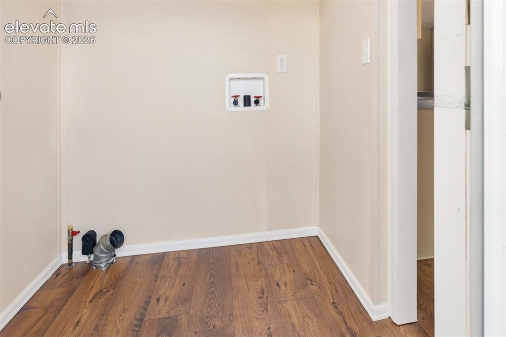 Image 41 of 48: 5X5, also, access to deck