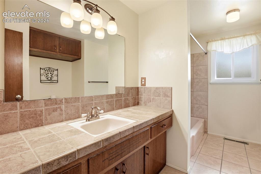Image 14 of 38: Bathroom